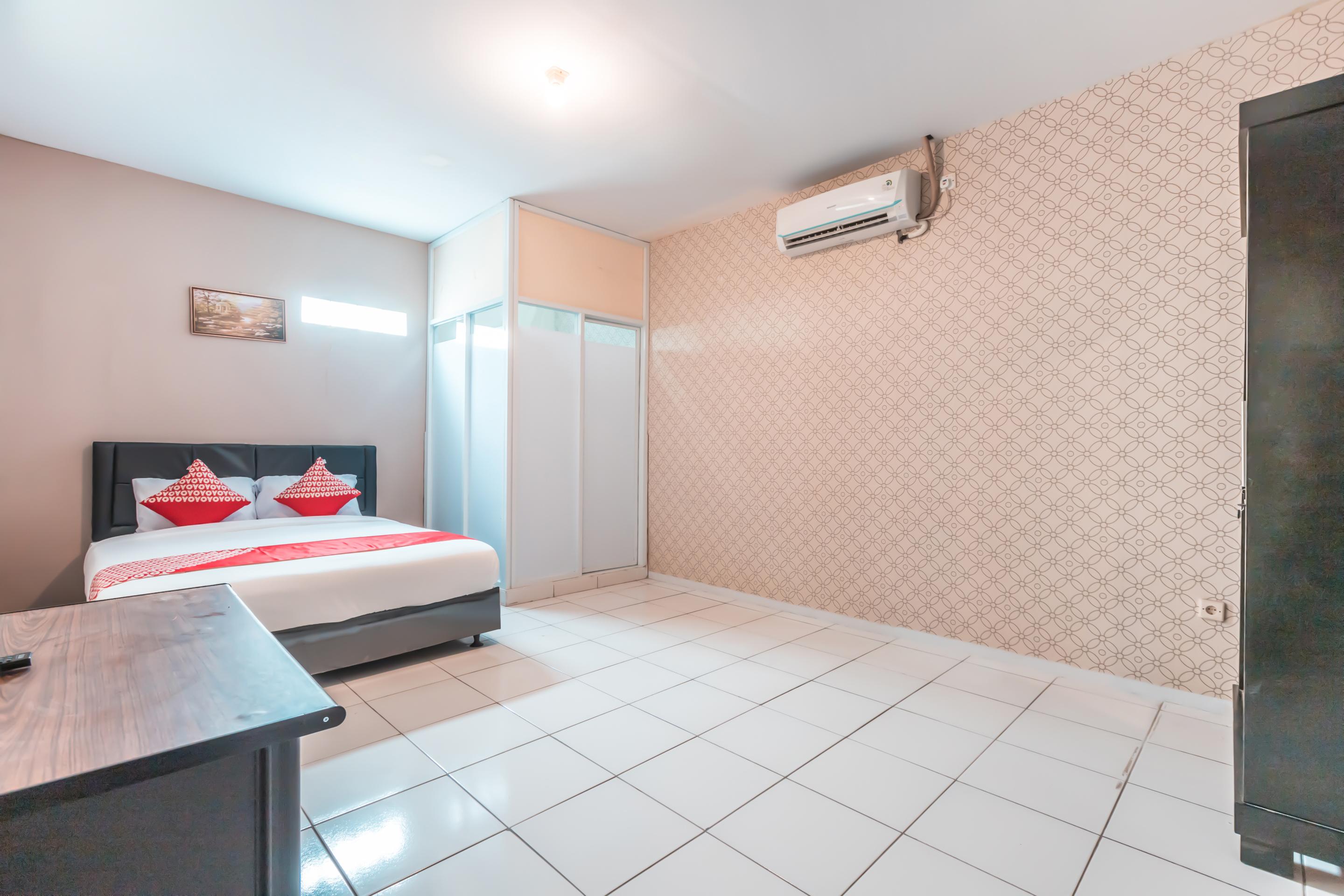 J&B Rooms Pramuka Jakarta Mitra Reddoorz Exterior photo
