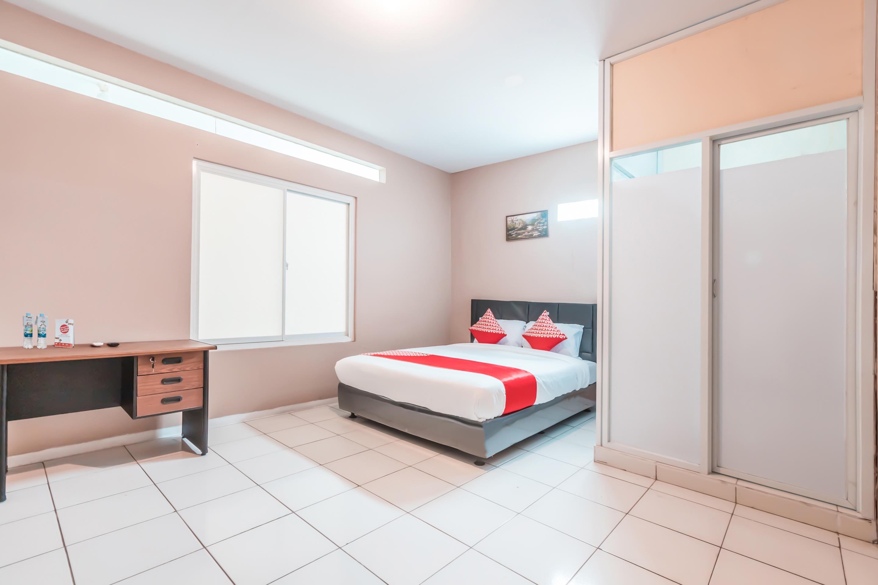 J&B Rooms Pramuka Jakarta Mitra Reddoorz Exterior photo