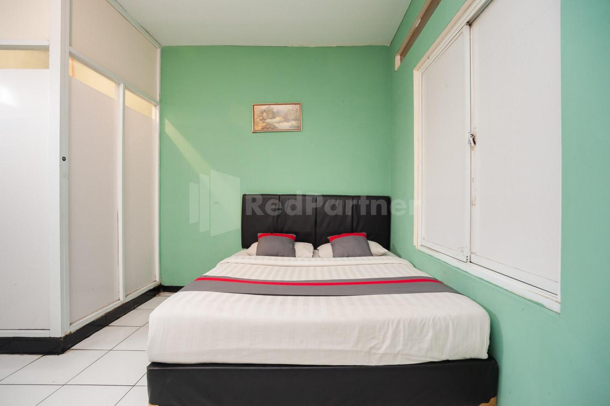 J&B Rooms Pramuka Jakarta Mitra Reddoorz Exterior photo
