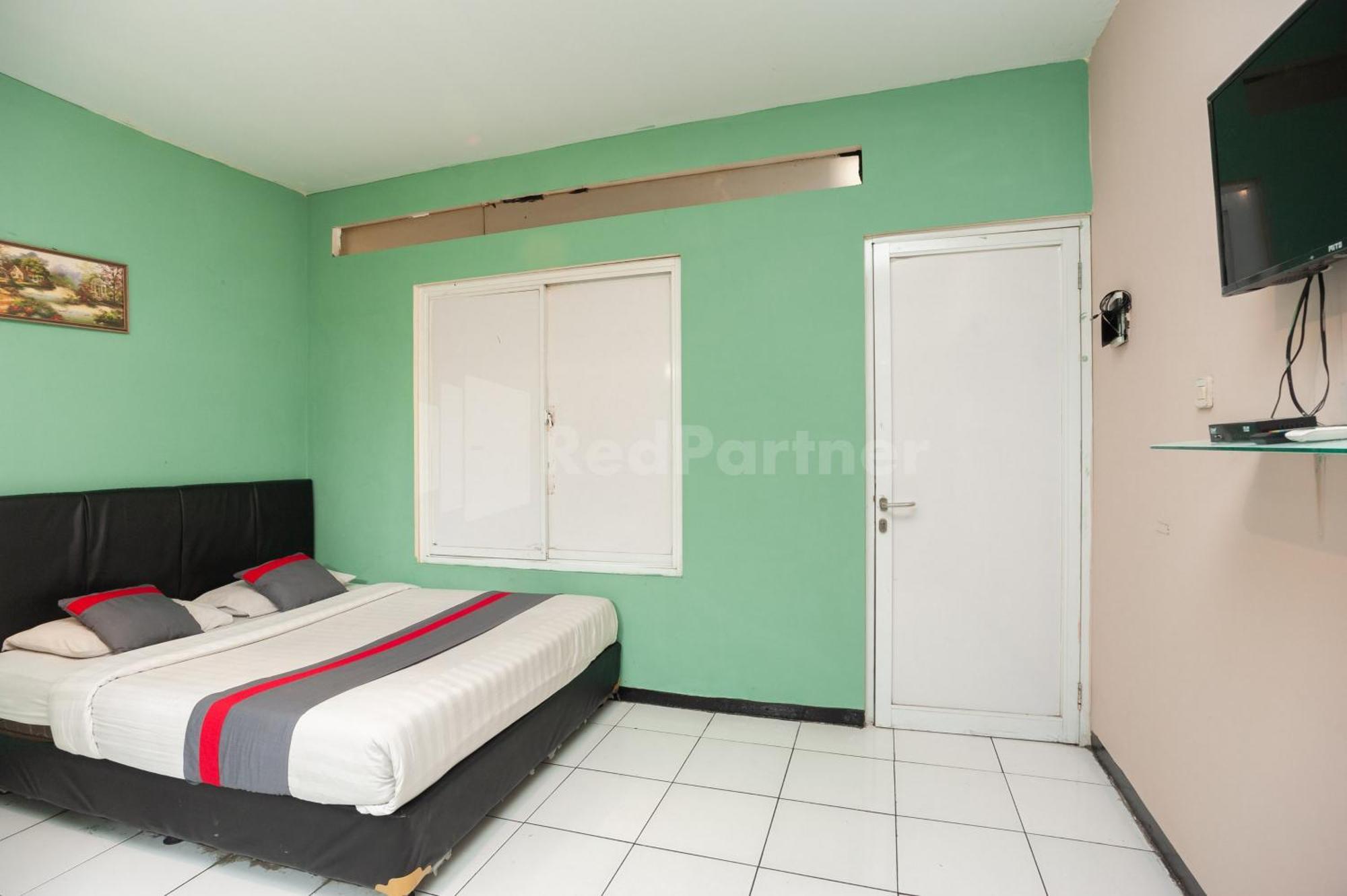 J&B Rooms Pramuka Jakarta Mitra Reddoorz Exterior photo
