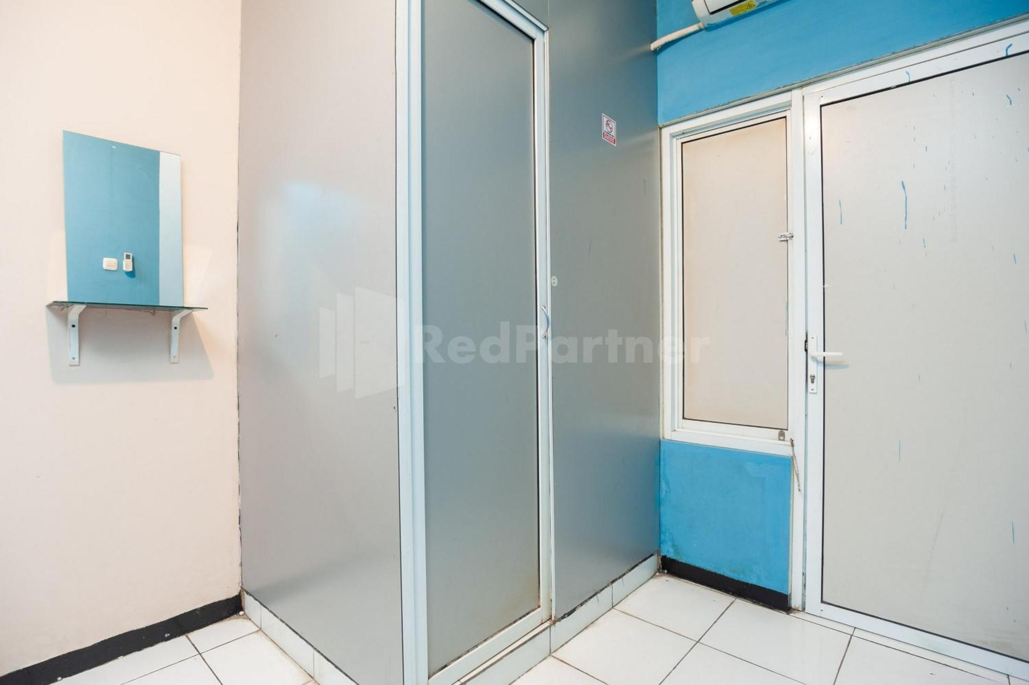 J&B Rooms Pramuka Jakarta Mitra Reddoorz Exterior photo