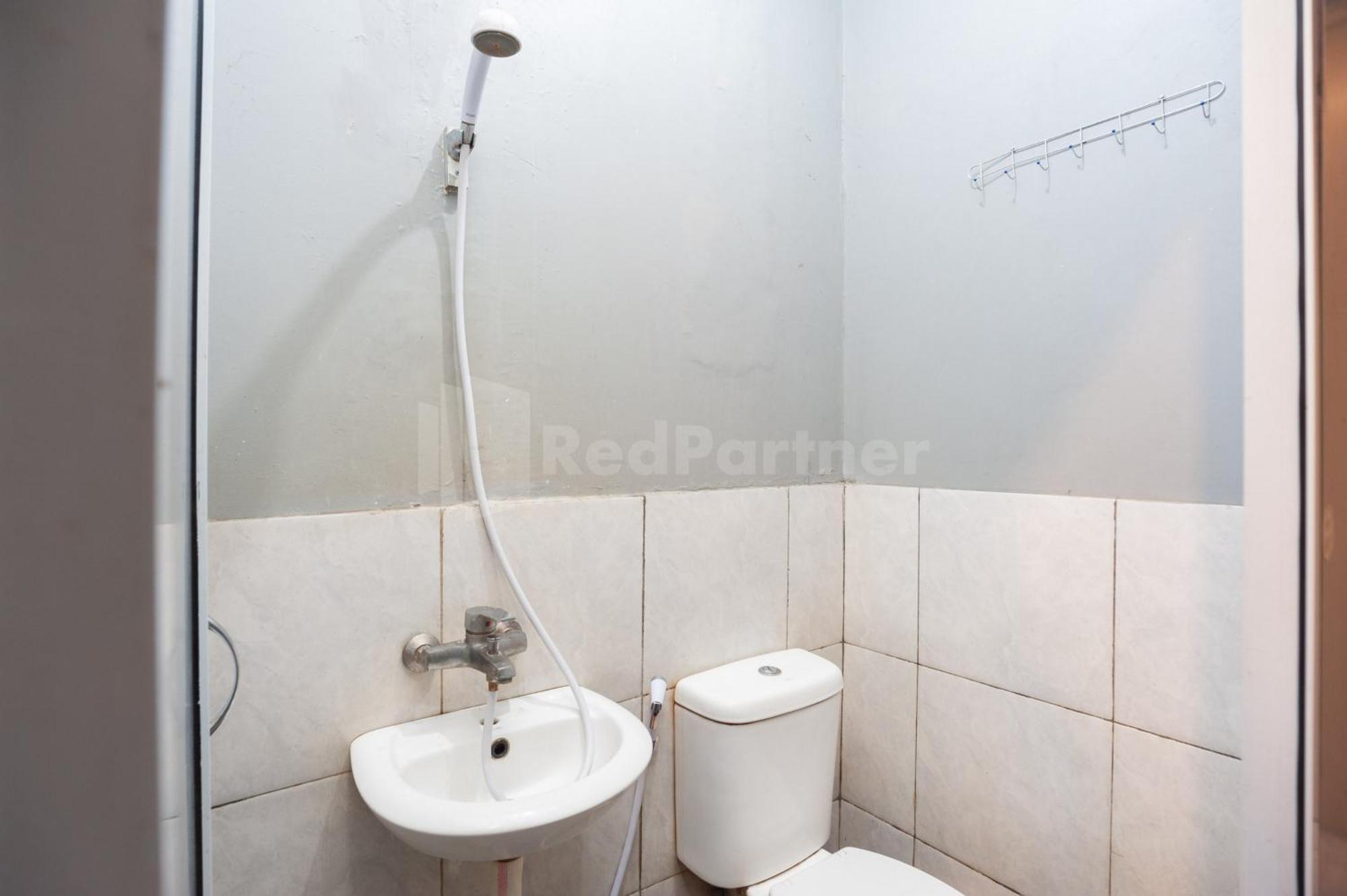 J&B Rooms Pramuka Jakarta Mitra Reddoorz Exterior photo
