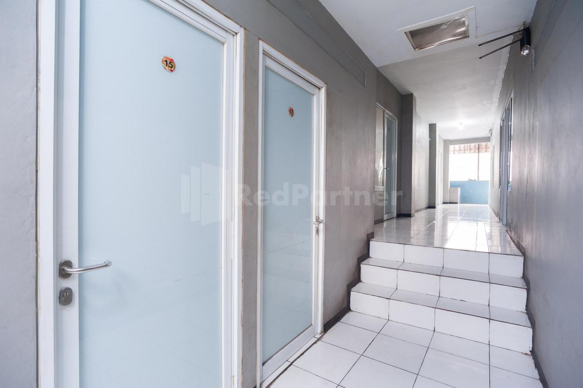 J&B Rooms Pramuka Jakarta Mitra Reddoorz Exterior photo