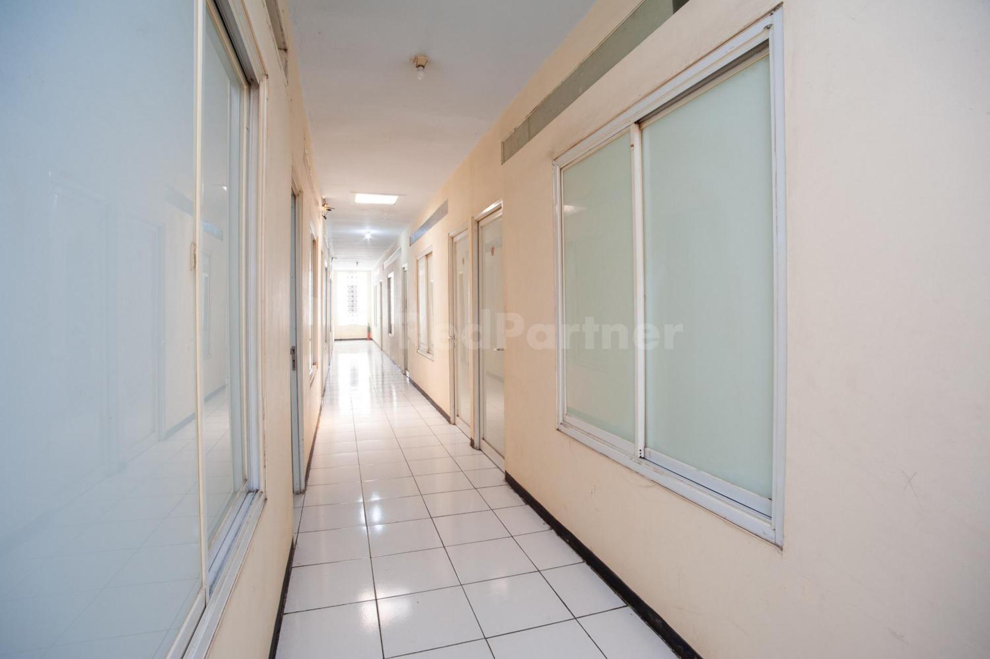 J&B Rooms Pramuka Jakarta Mitra Reddoorz Exterior photo