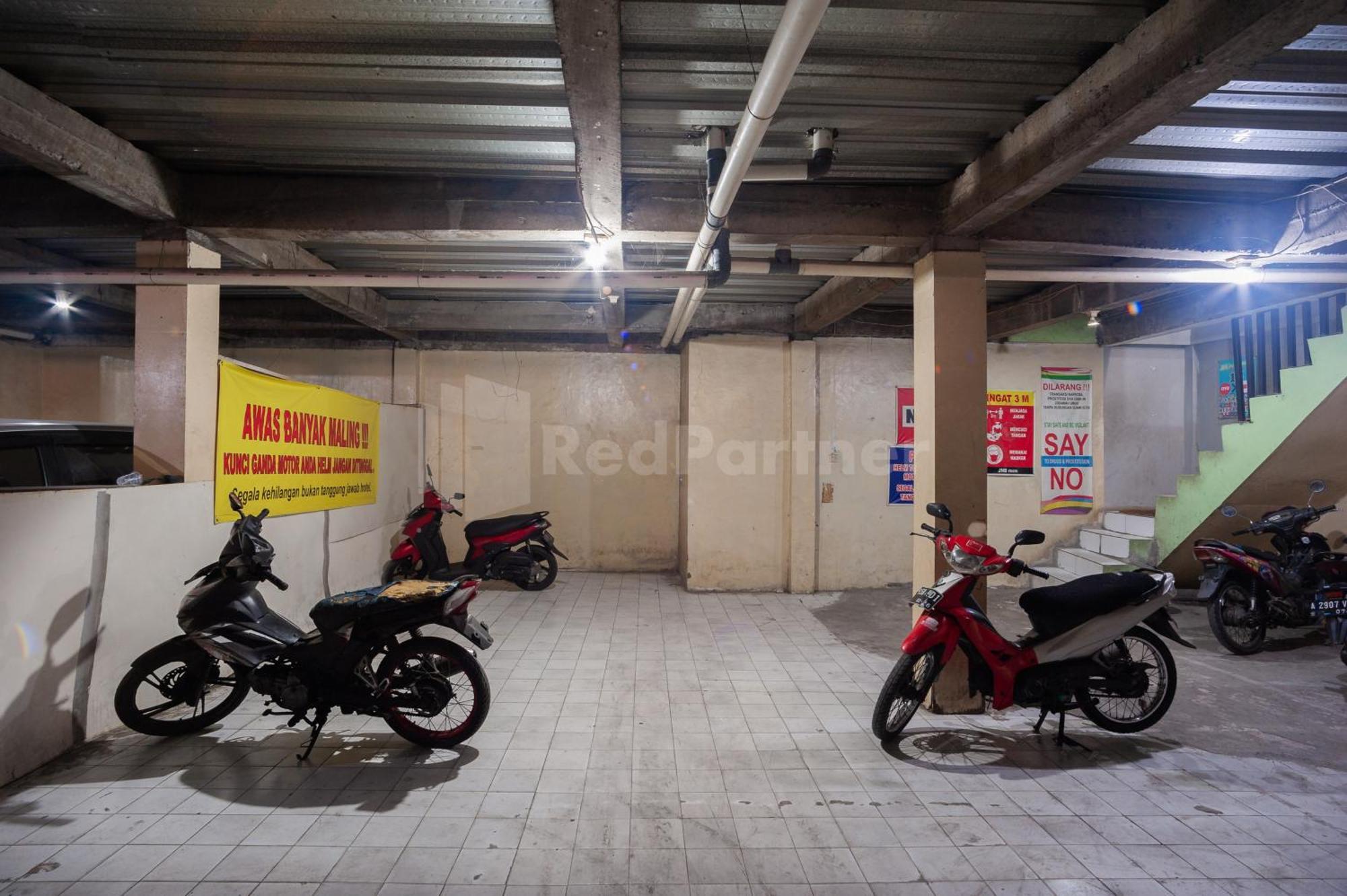 J&B Rooms Pramuka Jakarta Mitra Reddoorz Exterior photo